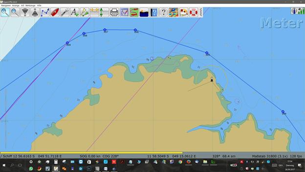 Vergleicht man diese Karte mit dem vorangehenden Bild,  sieht man es am kleinen blauen Anker, dass die Seekarten von CM93 um 0.6 SM oder rund einen Kilometer nach rechts verschoben angezeigt wird.